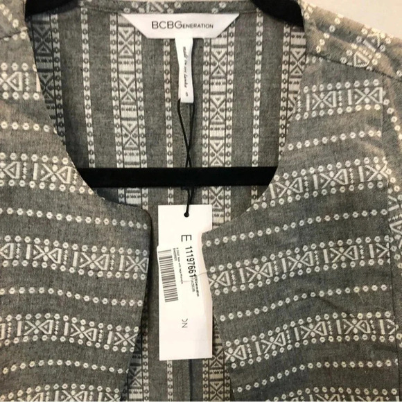 BCBGeneration Gray Stripe Open Longline Gray and White Vest Size Small NWT - Picture 3 of 8